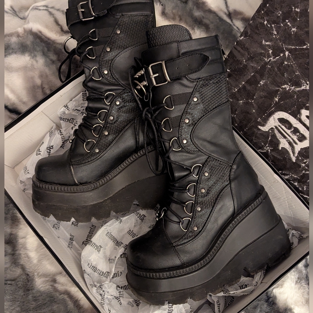 SHAKER-70 women's size 6